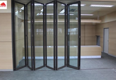 Cửa nhôm kính xếp trượt: Ưu nhược điểm & kinh nghiệm thi công bền đẹp